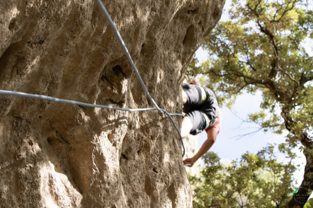 Collaborateur en pleine ascension lors d'un team-building