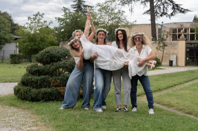 Future mariée et ses amies lors d'un EVJF en extérieur