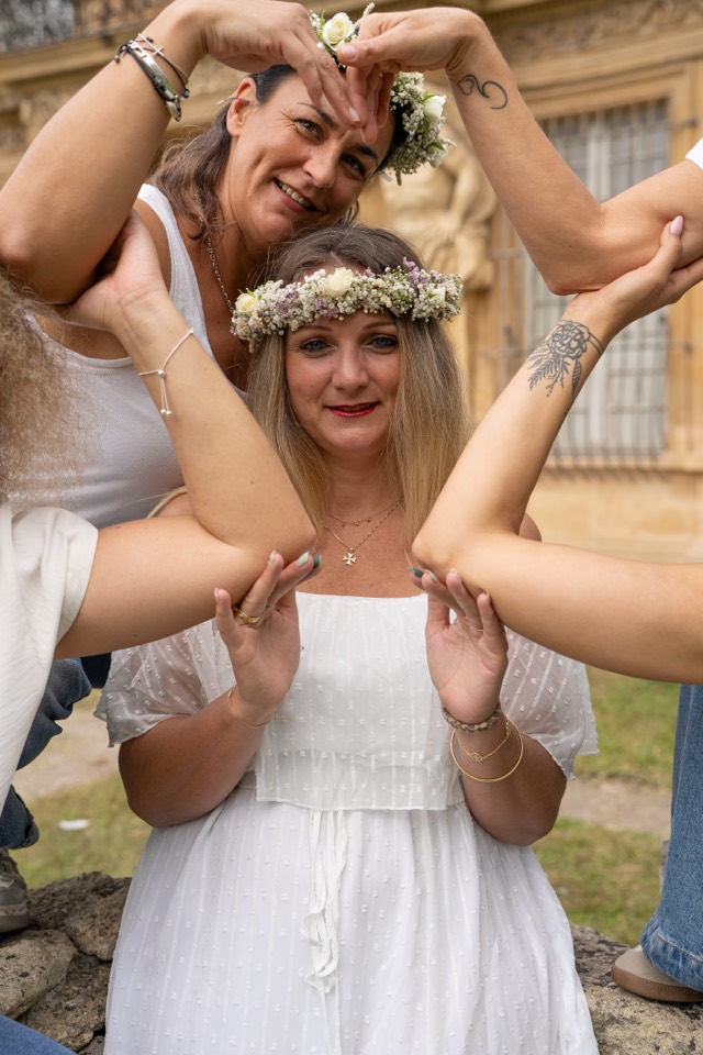 Deux amies avec couronnes de fleurs lors d'un EVJF près d'Aix-en-Provence