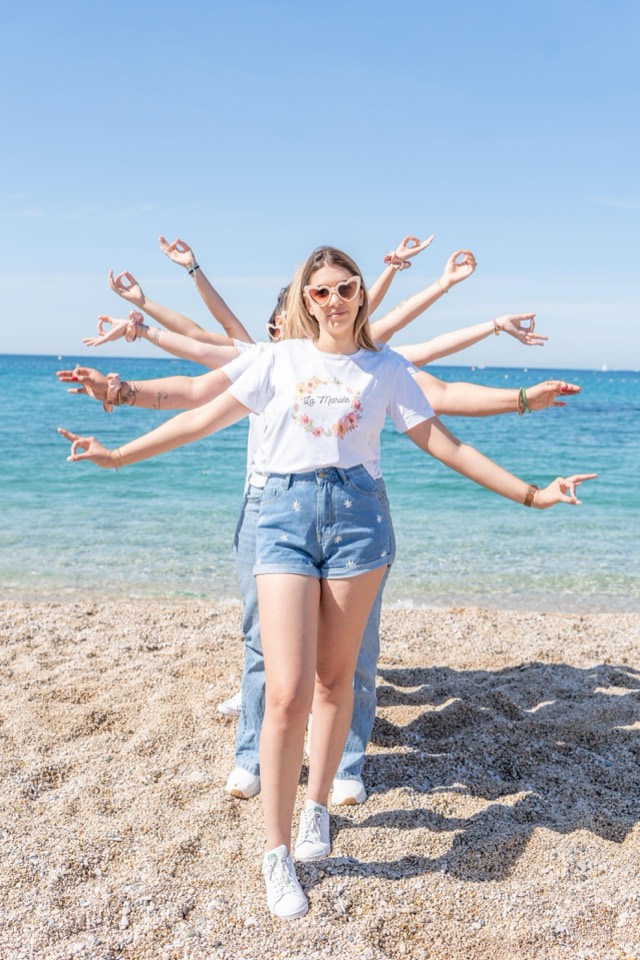 Figure à mille bras autour de la future mariée sur la plage lors d'un EVJF