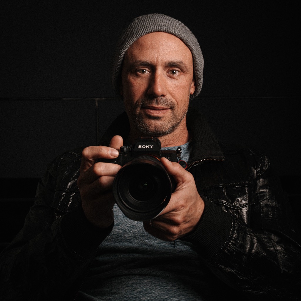 Flavien Brun, photographe professionnel à Aix-en-Provence, tenant son appareil photo