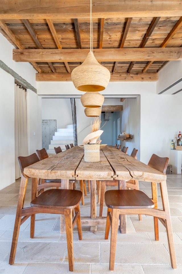 Salle à manger provençale avec poutres en bois, photographie immobilière