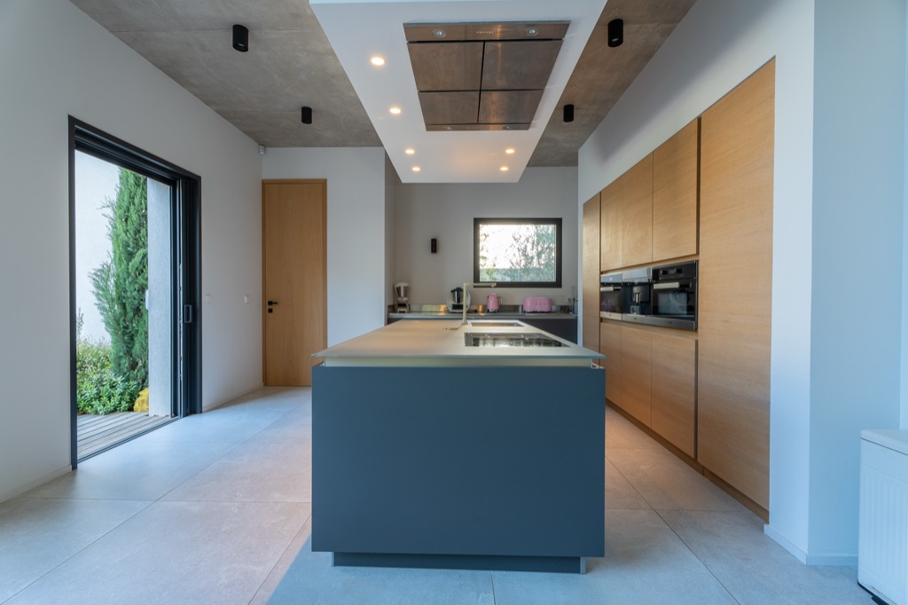 Cuisine moderne et lumineuse photographiée pour une annonce immobilière à Aix-en-Provence