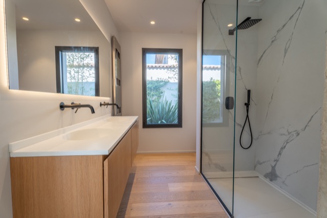 Salle de bain en marbre avec douche à l'italienne — photo immobilière retouchée