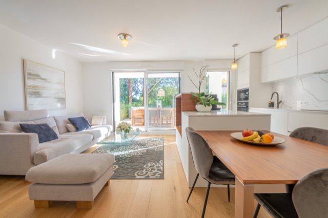 Séjour contemporain avec cuisine ouverte — photo immobilière Aix-en-Provence