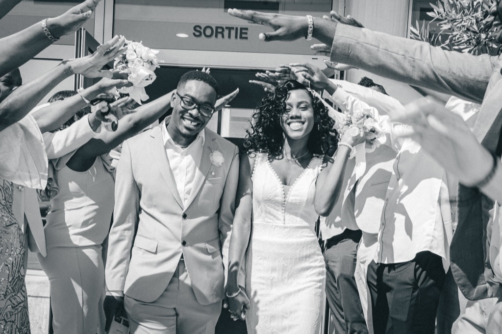 Sortie des mariés sous les applaudissements, photographie en noir et blanc