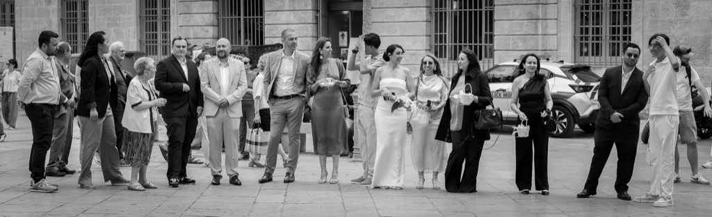 Photo de groupe panoramique des invités d'un mariage en noir et blanc