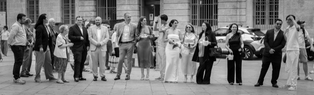 Photo de groupe des invités d'un mariage en noir et blanc — photographe professionnel Aix-en-Provence