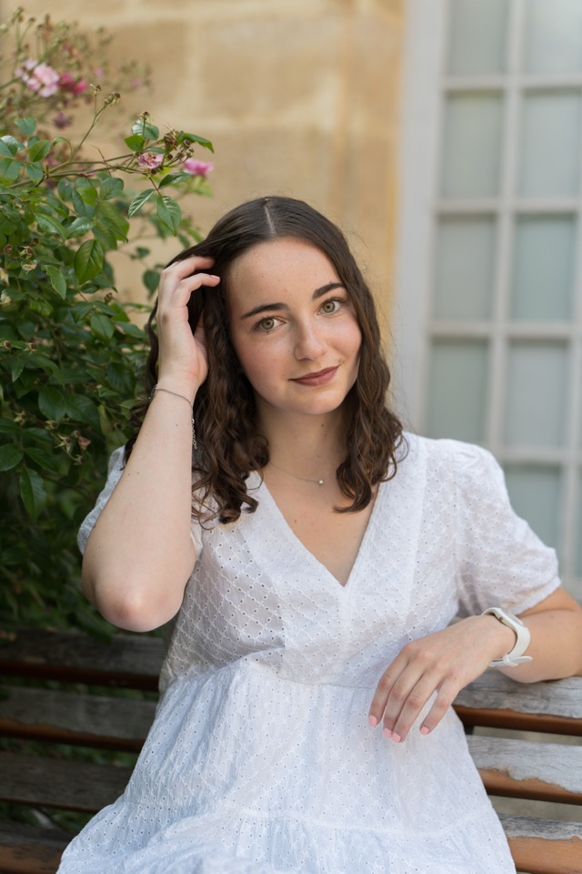 Portrait extérieur d'une jeune femme en robe blanche à Aix-en-Provence