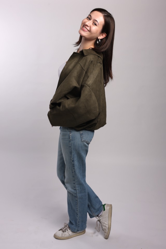 Portrait studio professionnel sur fond neutre