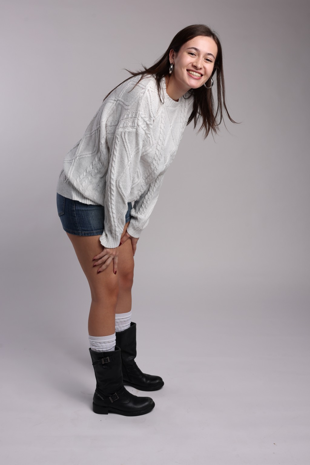 Portrait studio dynamique sur fond gris au studio mobile