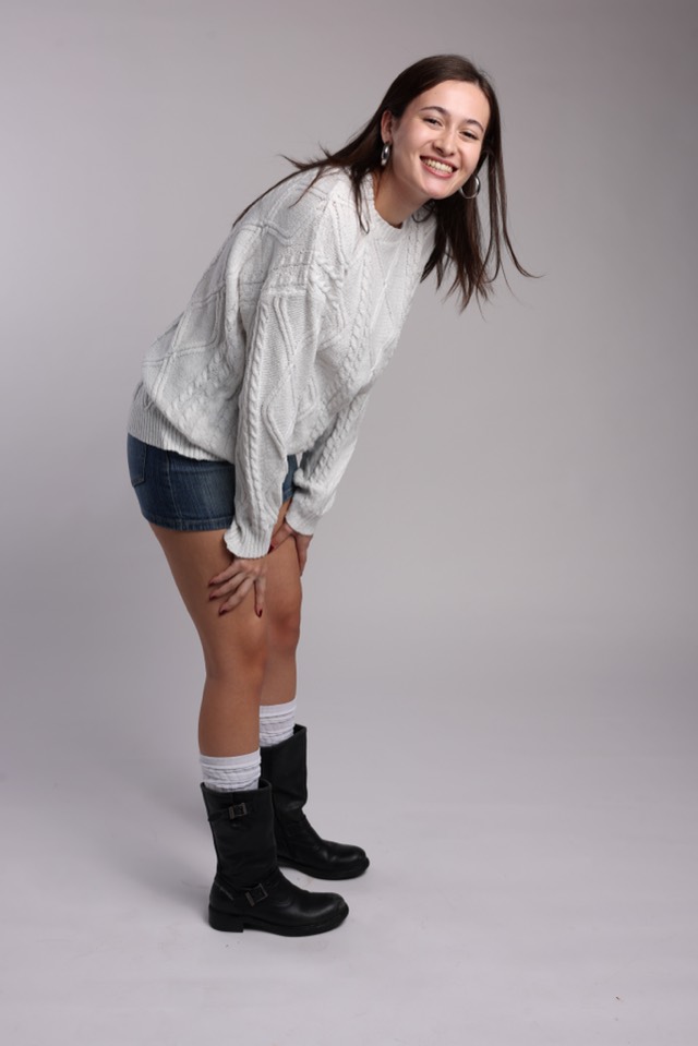 Portrait studio dynamique sur fond gris au studio mobile